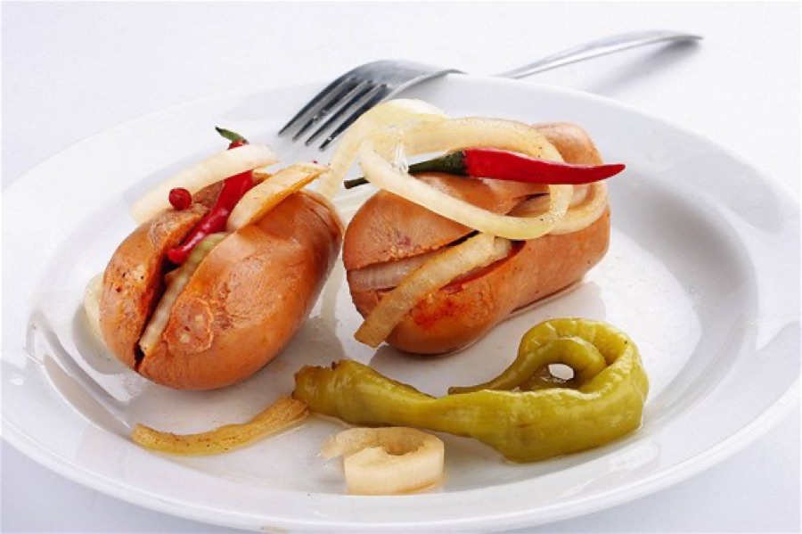 Utopenci s cibulí, feferonkou a chilli papričkou